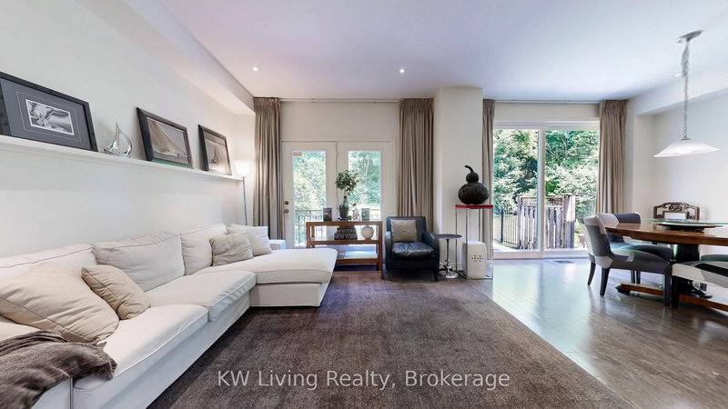 16 Carriage House Crt, Richmond Hill, L4E 4V3 | Image 2