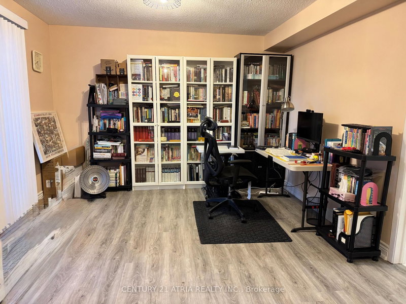 38 Henderson Dr, Aurora, L4G 3L2 | Image 3