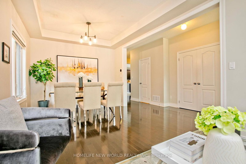 1015 Ralston Cres, Newmarket, L3X 3H8 | Image 3