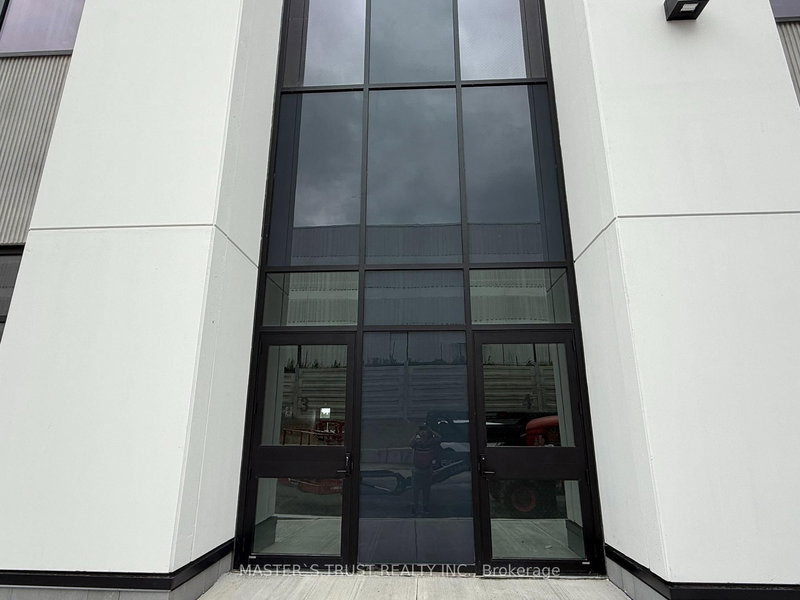 3 - 32 Don Hillock Dr, Aurora, L4G 0H6 | Image 2