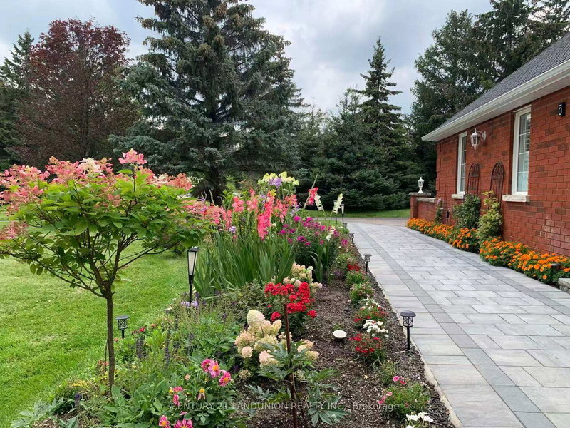 5 Dafoe Crt, Aurora, L4G 7C8 | Image 2