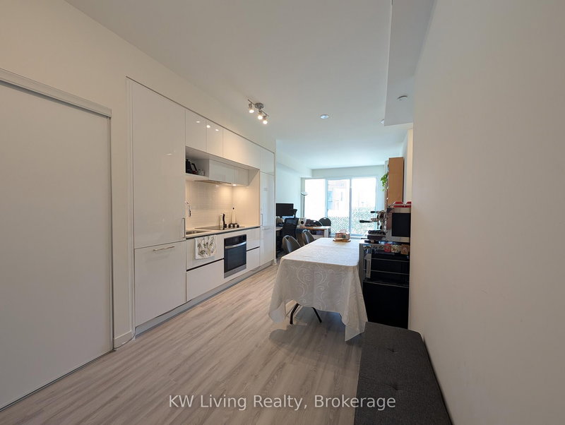 218 - 6 David Eyer Rd, Richmond Hill, L4S 0N5 | Image 3