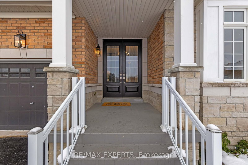 16 Vivian Creek Rd, East Gwillimbury, L0G 1M0 | Image 2