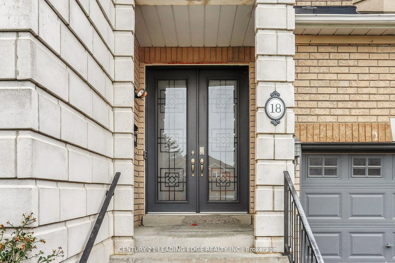 18 Fountain Crt, Richmond Hill, L4S 2K4 | Image 2