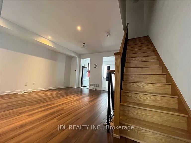 302 Clay Stones St, Newmarket, L3X 0M1 | Image 2