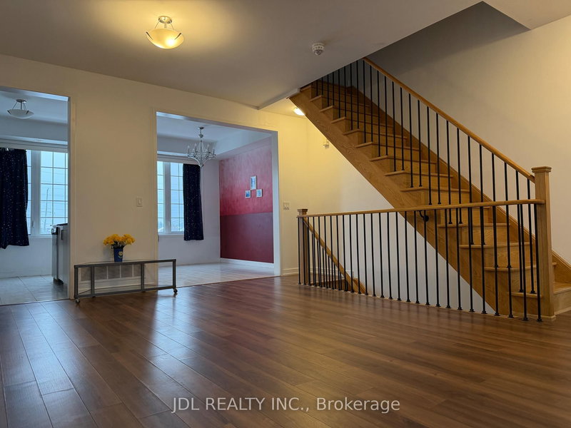 302 Clay Stones St, Newmarket, L3X 0M1 | Image 3