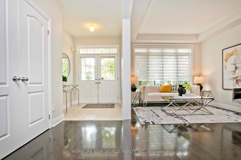 1015 Ralston Cres, Newmarket, L3X 3H8 | Image 2