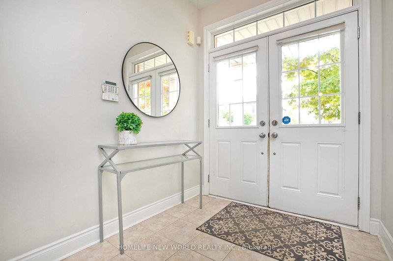 1015 Ralston Cres, Newmarket, L3X 3H8 | Image 3