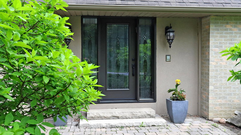 544 Woodland Acres Cres, Vaughan, L6A 1G2 | Image 2