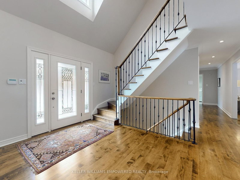 544 Woodland Acres Cres, Vaughan, L6A 1G2 | Image 3