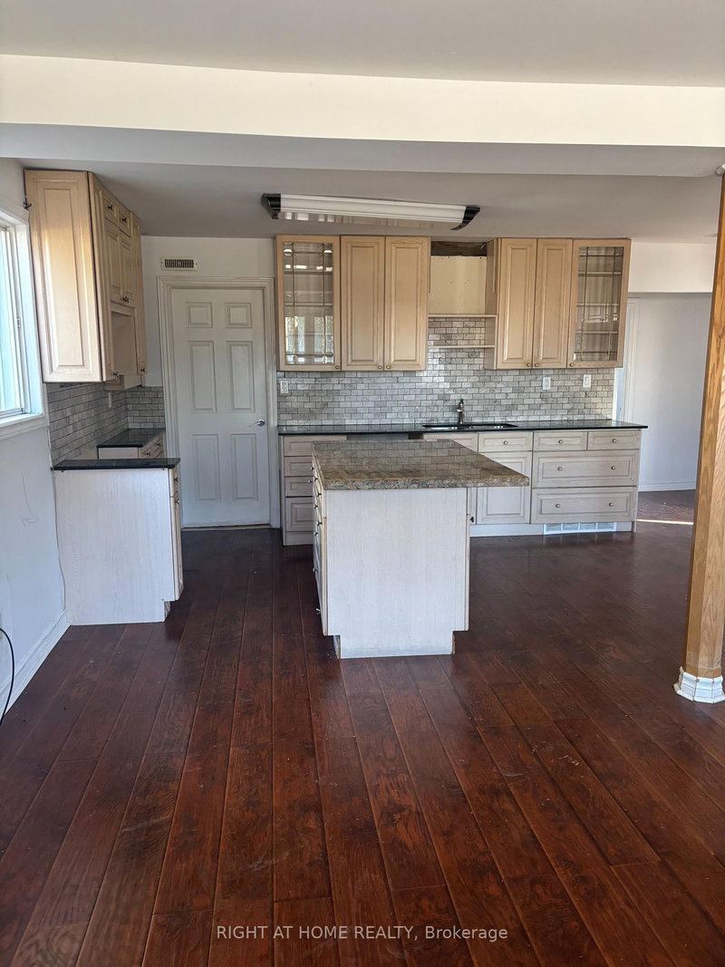 611 Lake Dr S, Georgina, L4P 1T4 | Image 2