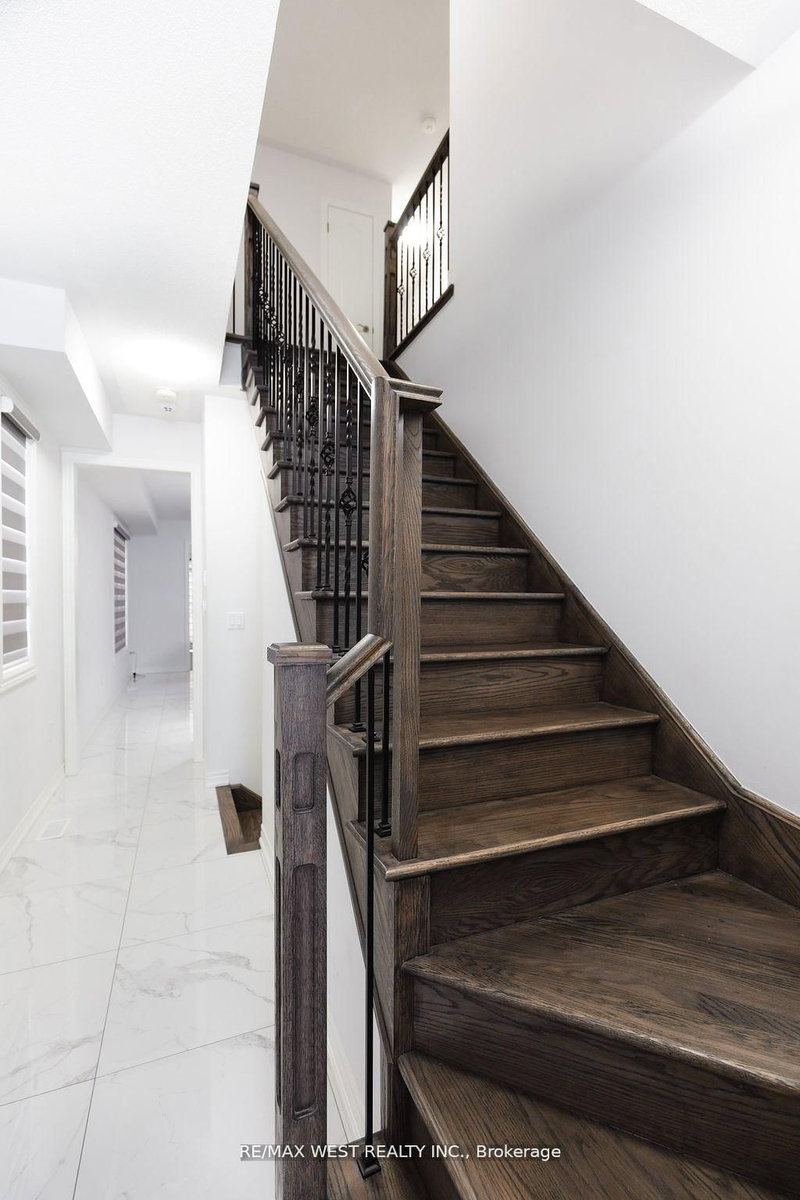 31 Frederick Taylor Way, East Gwillimbury, L0G 1M0 | Image 3