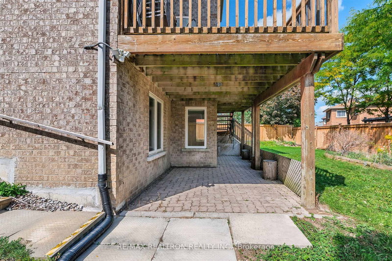 Lower - 691 Shanahan Blvd, Newmarket, L3X 1P8 | Image 2
