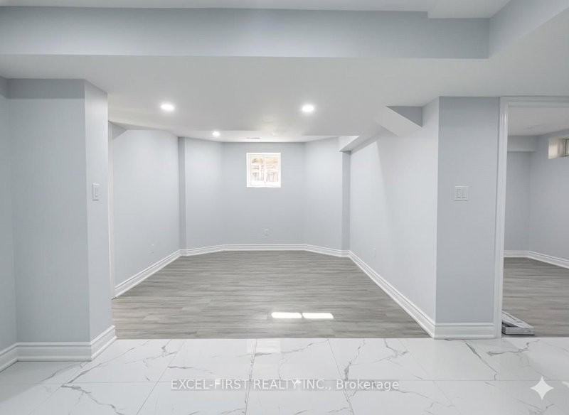 31 Ames Cres, Aurora, L4G 0C3 | Image 2