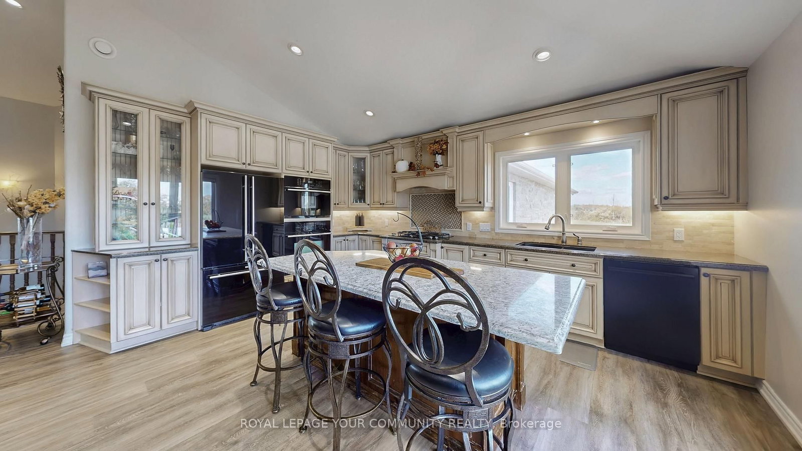 Detached House for sale at 1065 20th Sideroad, King, Ontario, L0G 1T0 - Schomberg - MLS: N12576350