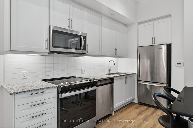 208 - 10 Gatineau Dr, Vaughan, L4J 0L2 | Image 3