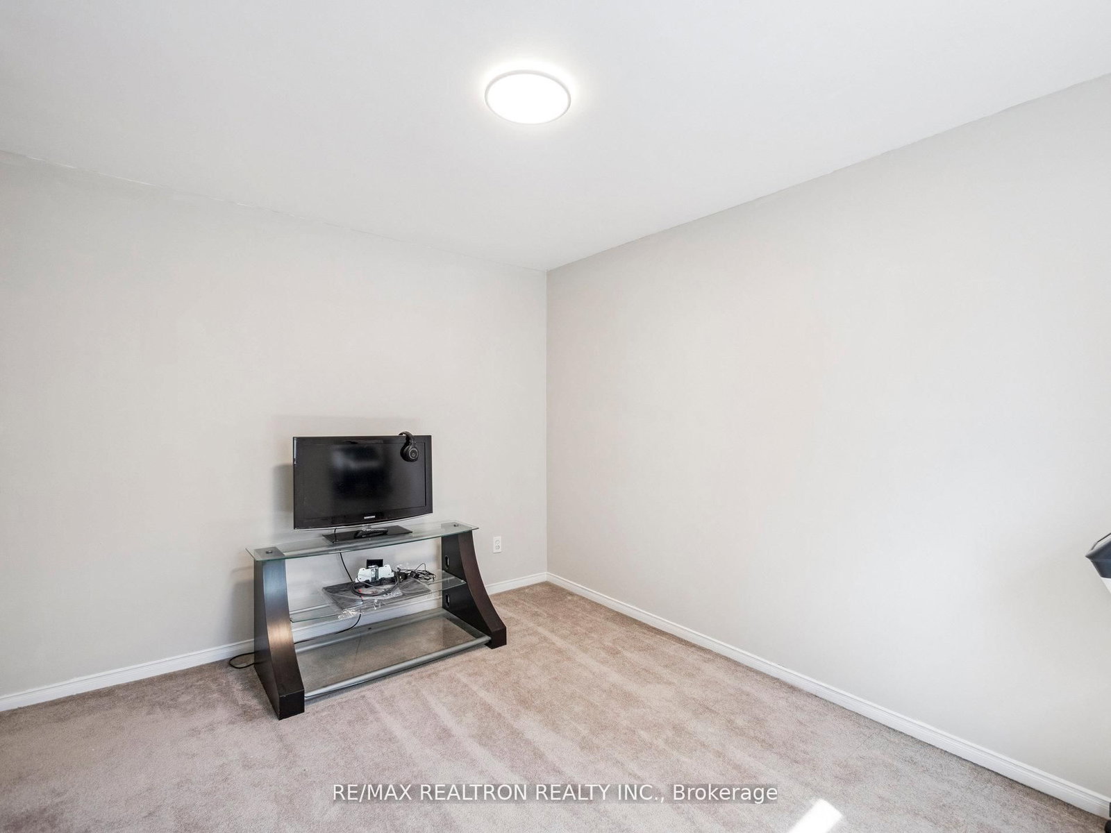 Townhouse sold at 26 Gordon Way, Markham, Ontario, L3T 5A2 - Aileen-Willowbrook - MLS: N12581104