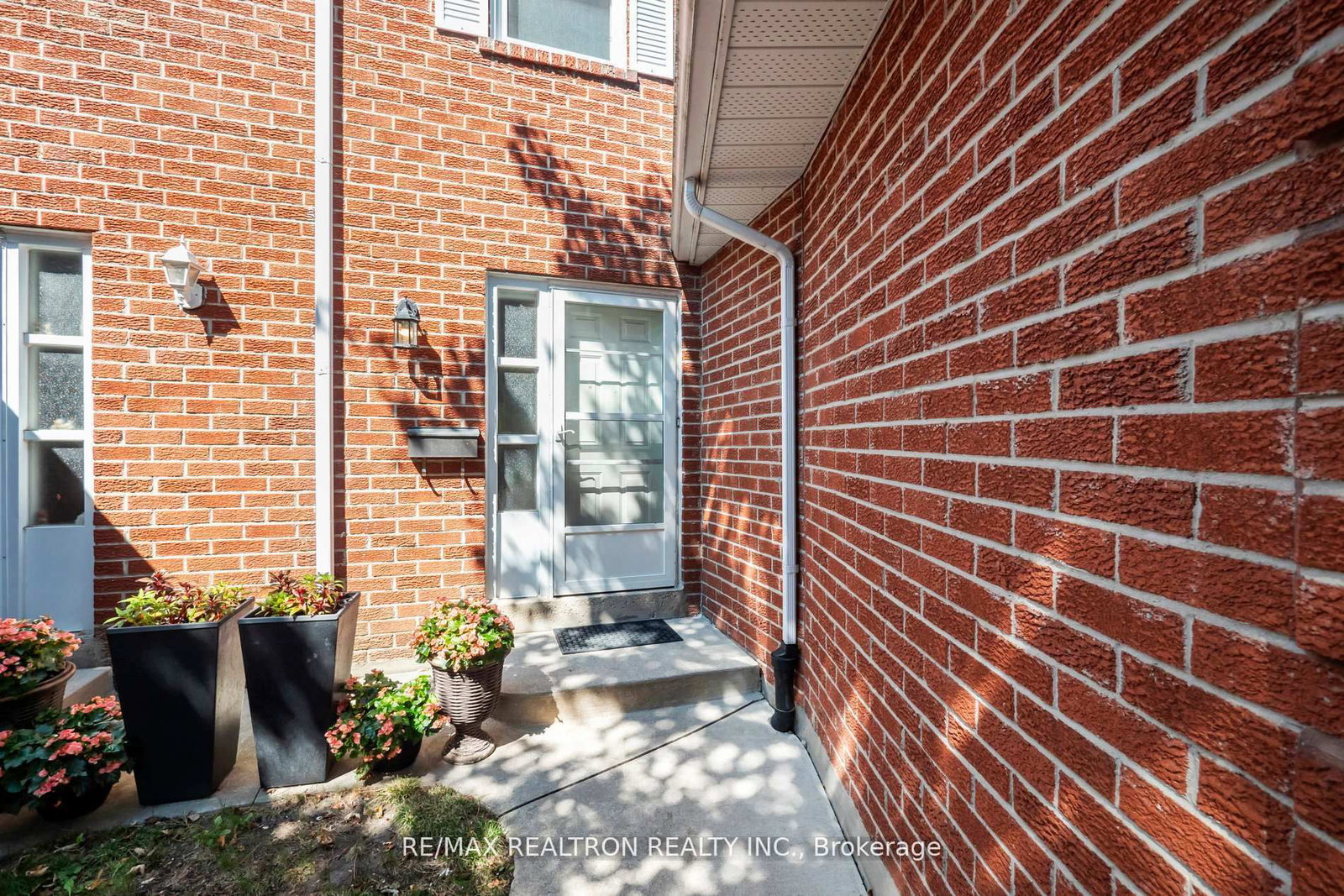 Townhouse sold at 26 Gordon Way, Markham, Ontario, L3T 5A2 - Aileen-Willowbrook - MLS: N12581104