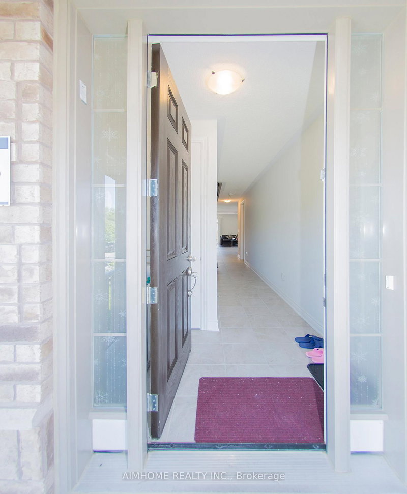 11 Kester Crt, East Gwillimbury, L9N 0P3 | Image 2