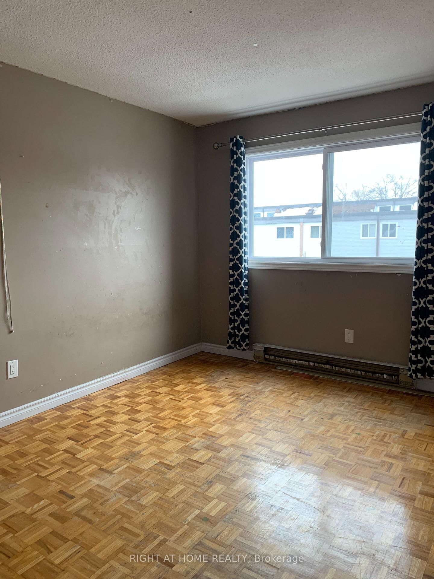 Townhouse for sale at 129 Milestone Crescent, Aurora, Ontario, L4G 3M2 - Aurora Village - MLS: N12593136