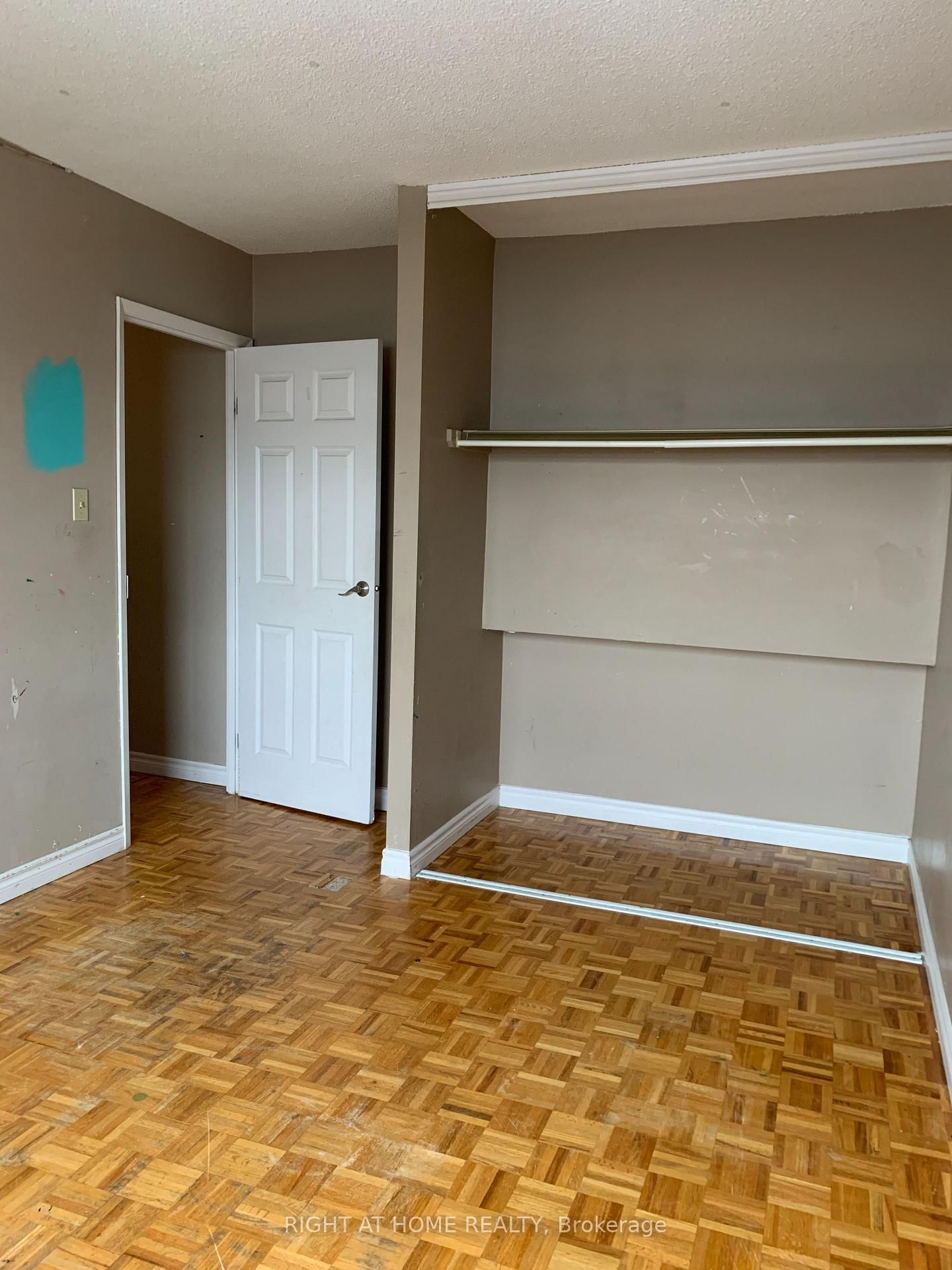 Townhouse for sale at 129 Milestone Crescent, Aurora, Ontario, L4G 3M2 - Aurora Village - MLS: N12593136