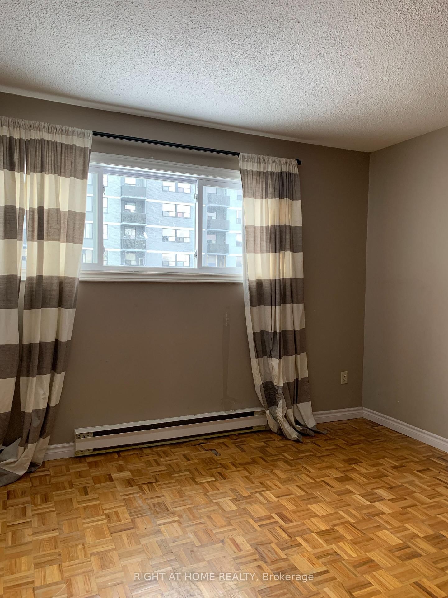 Townhouse for sale at 129 Milestone Crescent, Aurora, Ontario, L4G 3M2 - Aurora Village - MLS: N12593136