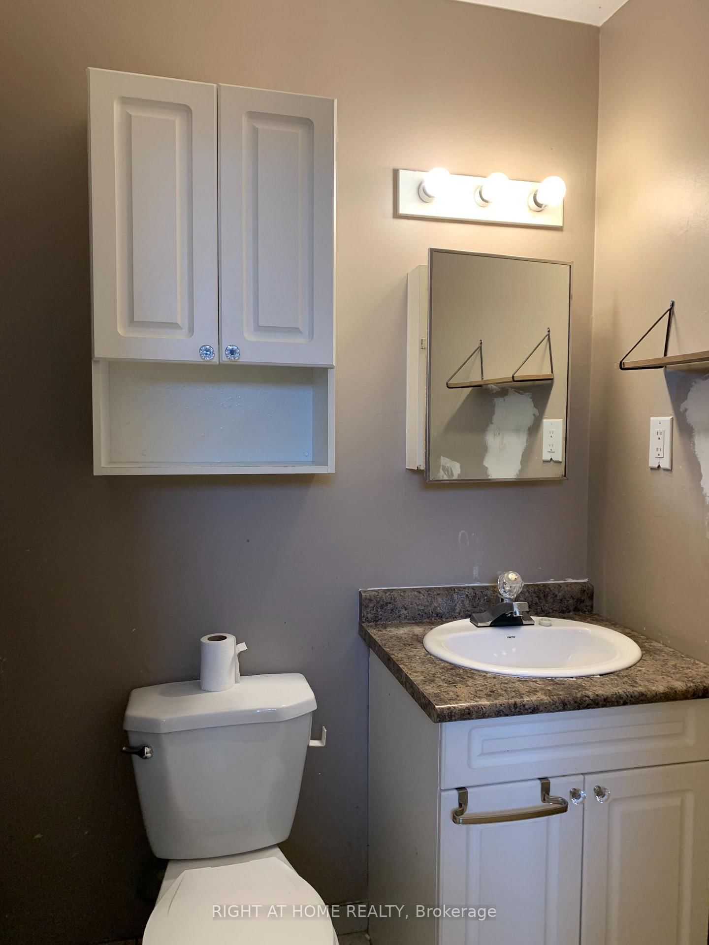 Townhouse for sale at 129 Milestone Crescent, Aurora, Ontario, L4G 3M2 - Aurora Village - MLS: N12593136