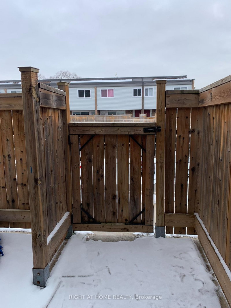 129 Milestone Cres, Aurora, L4G 3M2 | Image 2