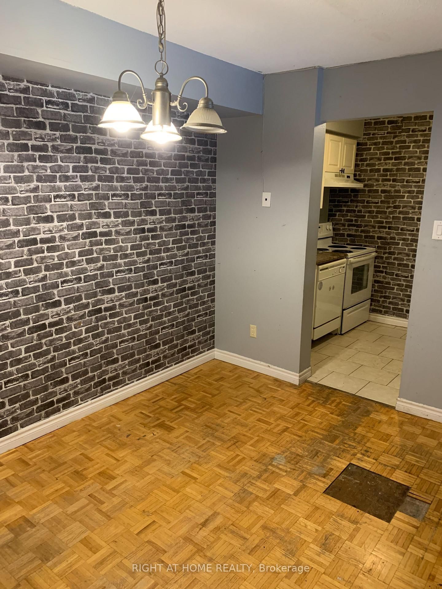 Townhouse for sale at 129 Milestone Crescent, Aurora, Ontario, L4G 3M2 - Aurora Village - MLS: N12593136