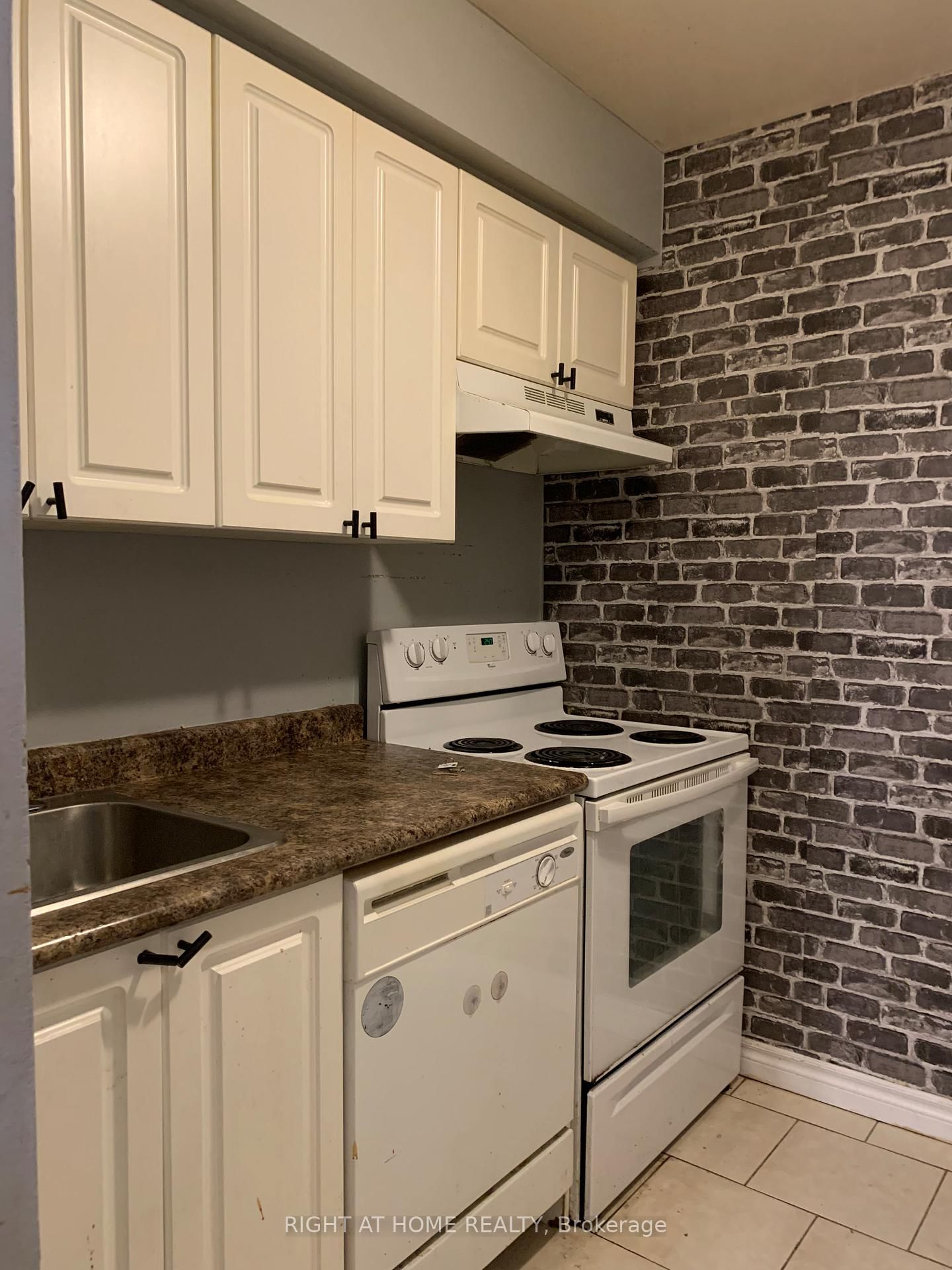 Townhouse for sale at 129 Milestone Crescent, Aurora, Ontario, L4G 3M2 - Aurora Village - MLS: N12593136