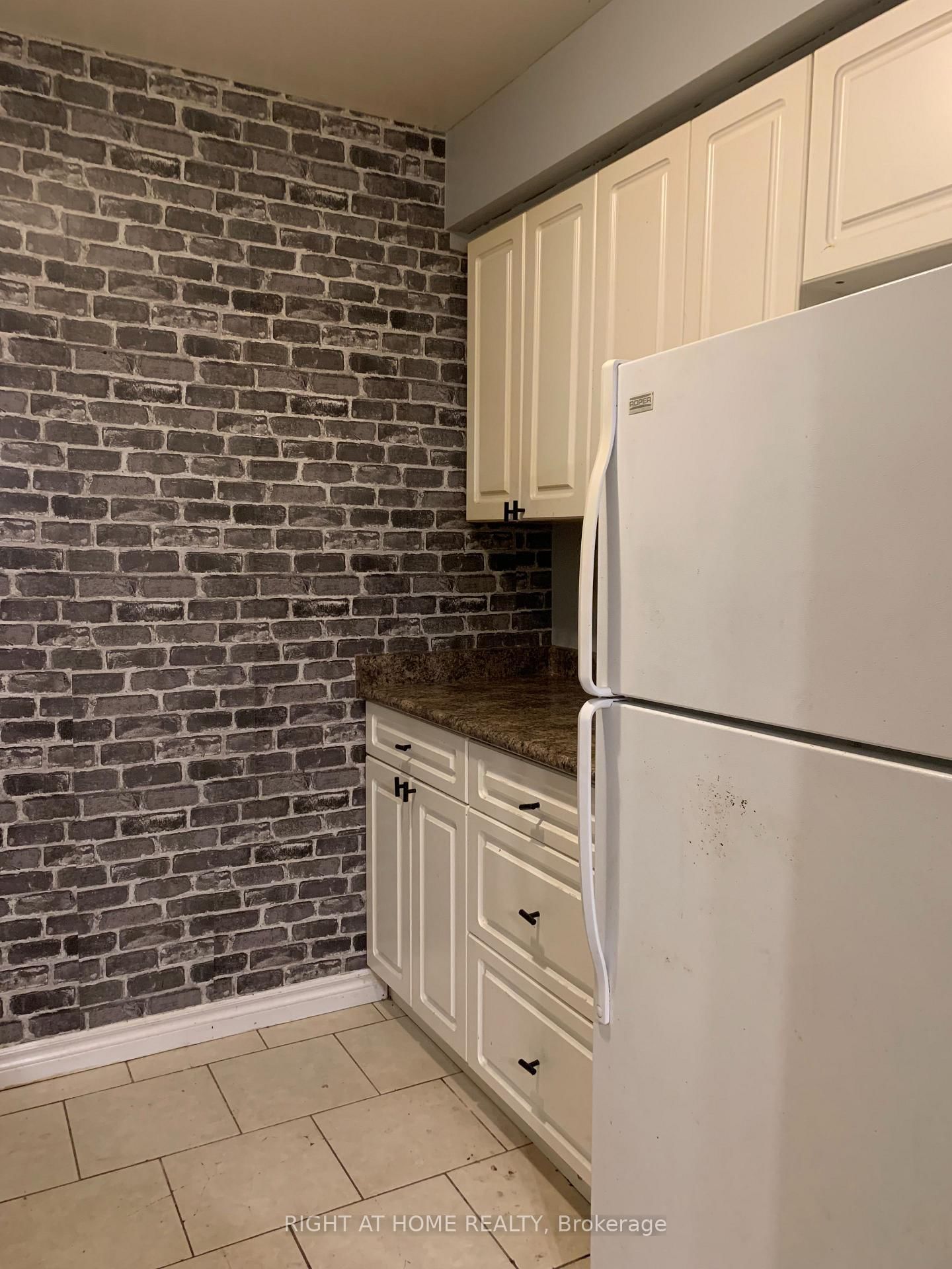 Townhouse for sale at 129 Milestone Crescent, Aurora, Ontario, L4G 3M2 - Aurora Village - MLS: N12593136