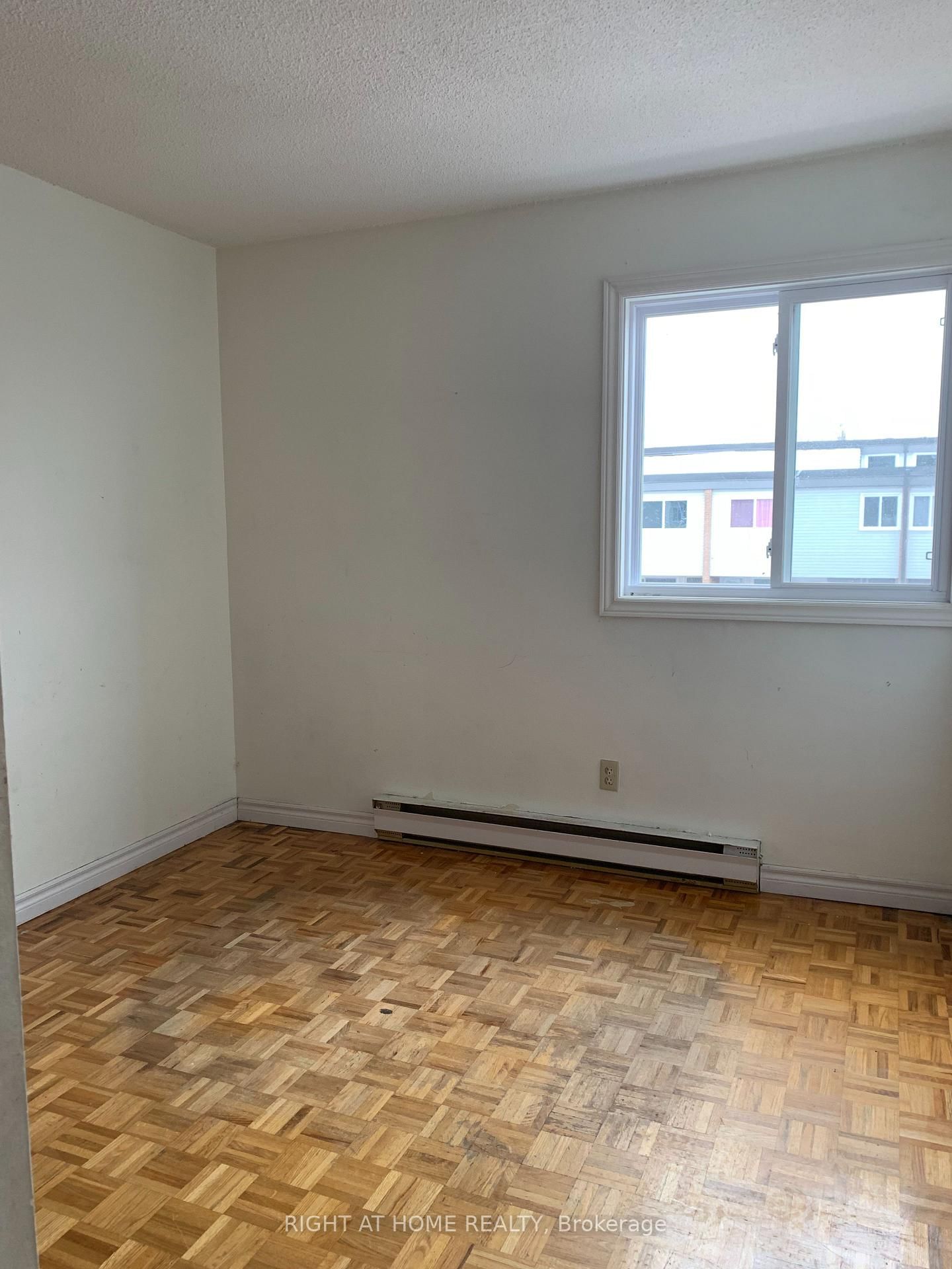 Townhouse for sale at 129 Milestone Crescent, Aurora, Ontario, L4G 3M2 - Aurora Village - MLS: N12593136