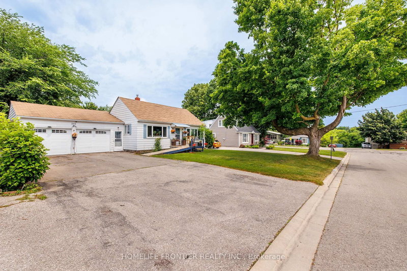 593 Watson Ave, Newmarket, L3Y 2V2 | Image 3