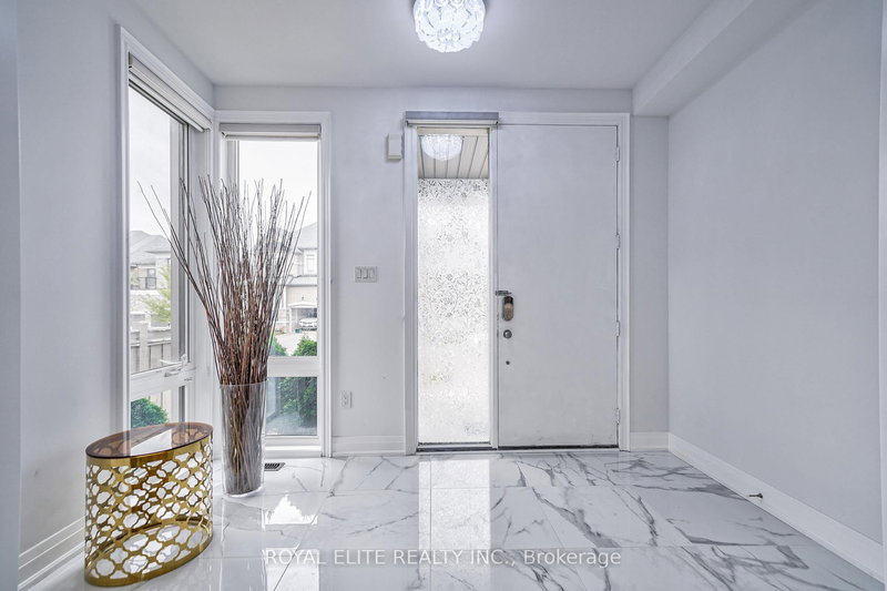 40 Conklin Cres, Aurora, L4G 0Z2 | Image 2