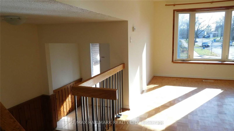 22 Springhead Gdns, Richmond Hill, L4C 5B9 | Image 2