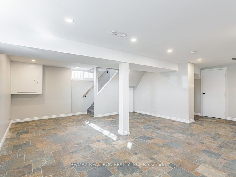 72B Dunning Ave, Aurora, L4G 1A3 | Image 2