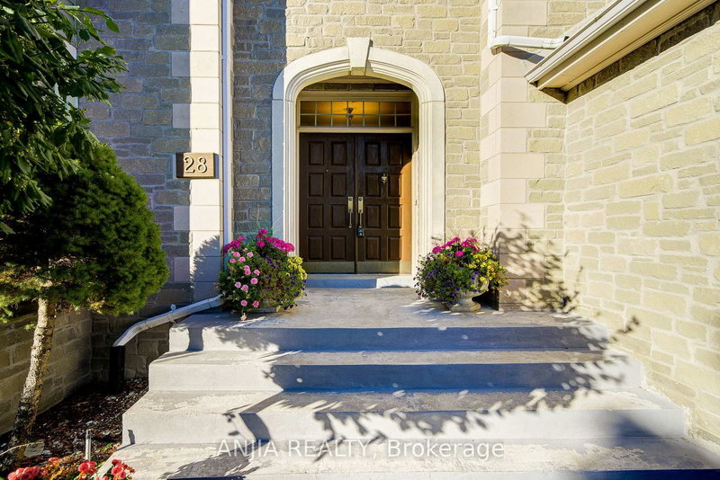 28 Edmund Cres, Richmond Hill, L4B 2X8 | Image 3