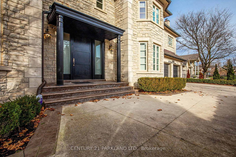 16 Flatbush Ave, Vaughan, L4L 8K3 | Image 2