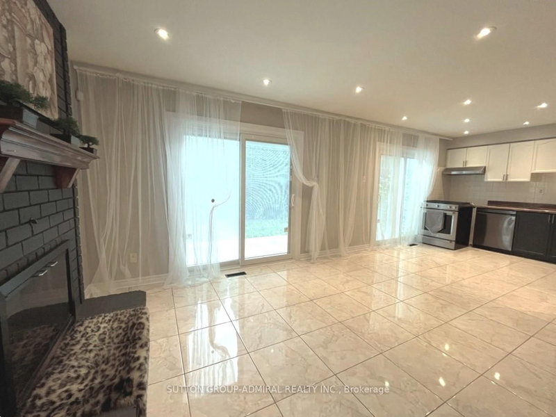 71 Covent Cres, Aurora, L4G 6R1 | Image 2