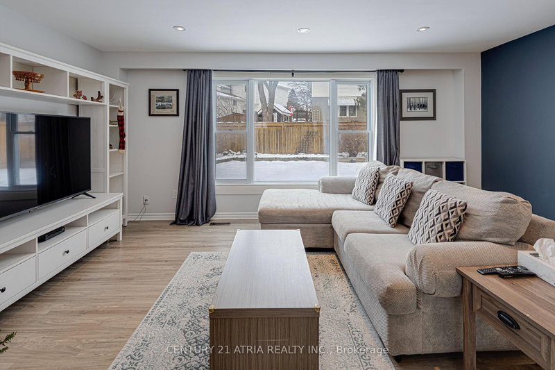 251 Stouffer St, Whitchurch-Stouffville, L4A 4Y8 | Image 2