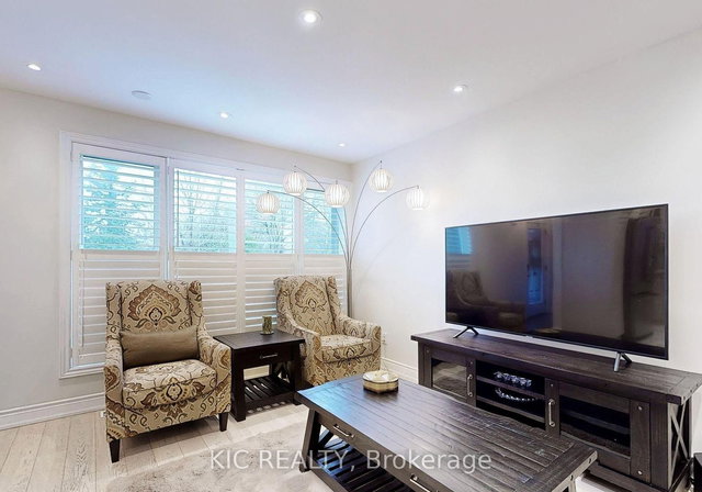 Main Floor - 226 Browndale Crescent