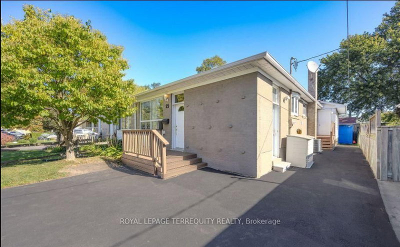 25 Bailey Cres, Aurora, L4G 2B2 | Image 2