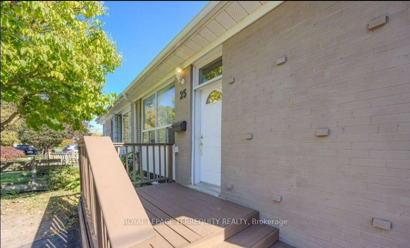 25 Bailey Cres, Aurora, L4G 2B2 | Image 3