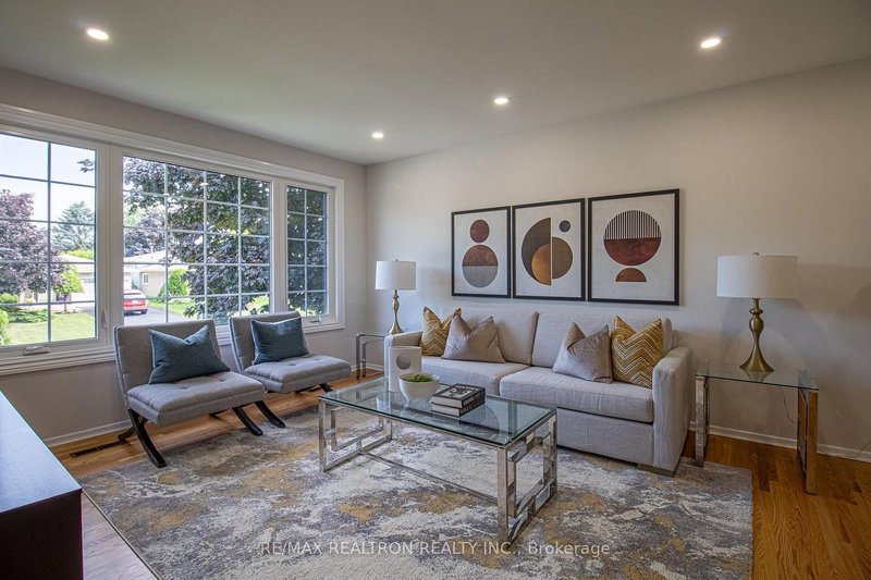 978 Wildwood Dr, Newmarket, L3Y 2B5 | Image 3