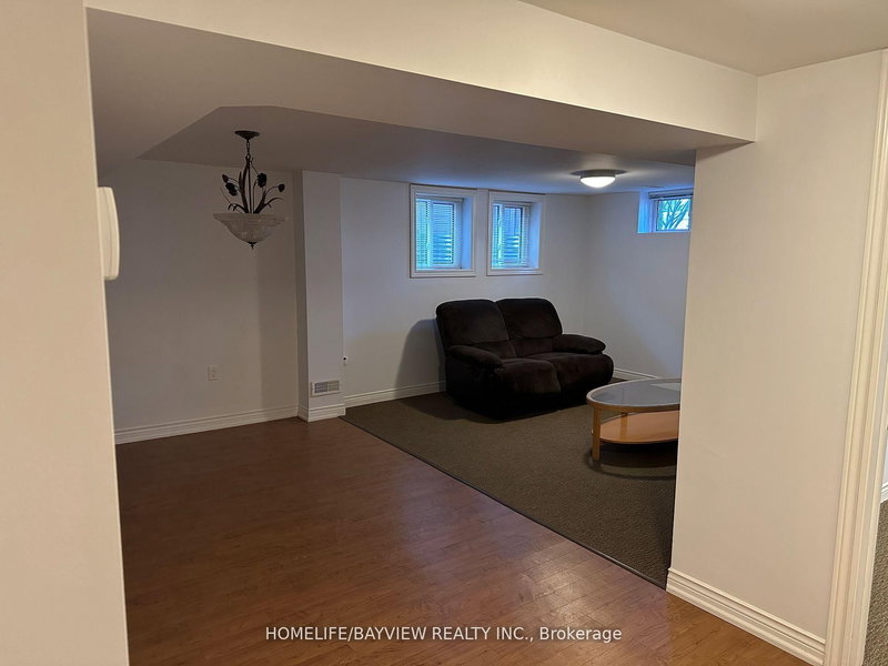 85 Child(Lower) Dr, Aurora, L4G 1Y8 | Image 3