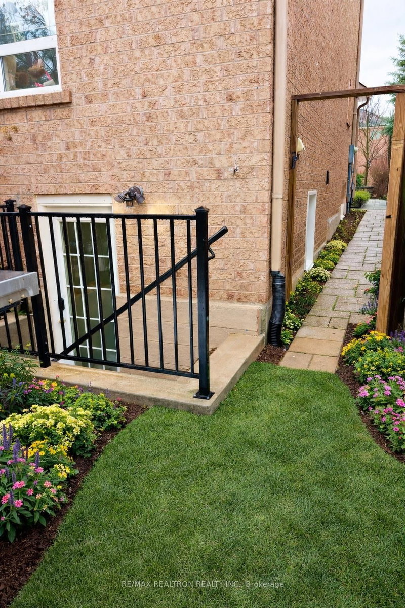 100 Larratt Lane, Richmond Hill, L4C 0E3 | Image 3