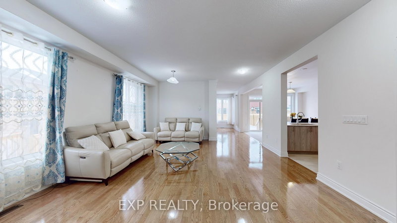 19 Meadow Vista Cres, East Gwillimbury, L9N 0T4 | Image 2