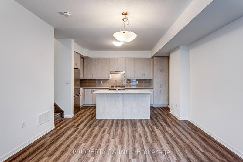 TH377 - 80 Honeycrisp Cres, Vaughan, L4K 5Z8 | Image 2