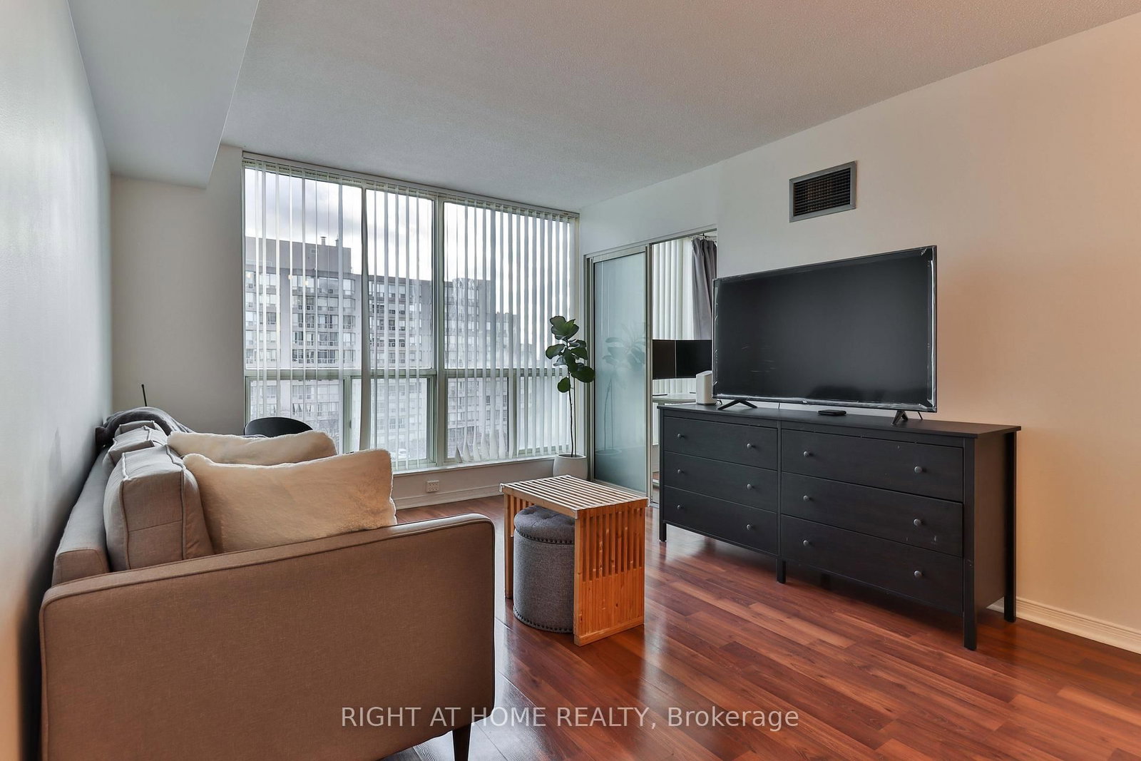 Condo for sale at 611-309 Major Mackenzie Drive, Richmond Hill, Ontario, L4C 9V5 - Harding - MLS: N12649566