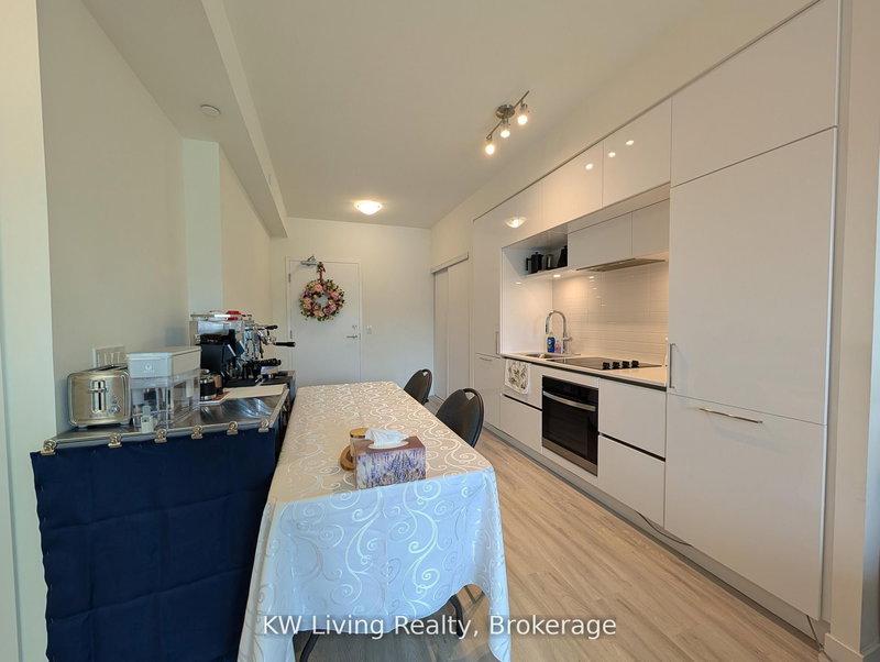 218 - 6 David Eyer Rd, Richmond Hill, L4S 0N5 | Image 2